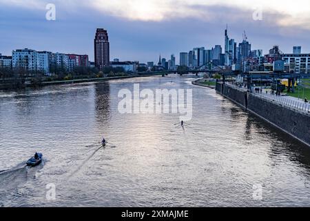 Horizon de Francfort-sur-le-main, gratte-ciel, quartier des affaires et des banques dans le centre-ville, bateaux à rames sur le main, Hesse, Allemagne Banque D'Images