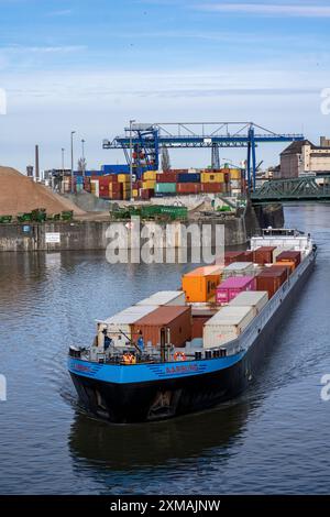 Cargo de conteneurs Aarburg, quittant le terminal de conteneurs de Francfort Osthafen, appartenant à Contargo Rhein-main GmbH, Hesse, Allemagne Banque D'Images