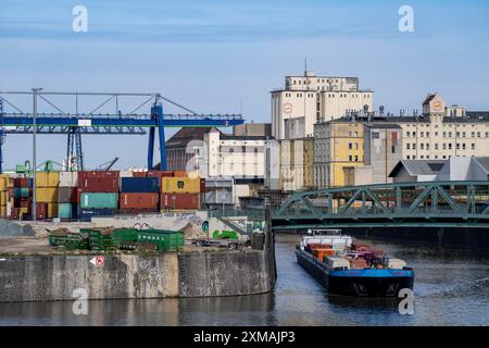 Cargo de conteneurs Aarburg, quittant le terminal de conteneurs de Francfort Osthafen, appartenant à Contargo Rhein-main GmbH, Hesse, Allemagne Banque D'Images