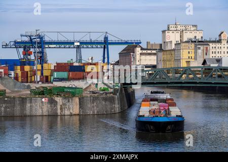 Cargo de conteneurs Aarburg, quittant le terminal de conteneurs de Francfort Osthafen, appartenant à Contargo Rhein-main GmbH, Hesse, Allemagne Banque D'Images