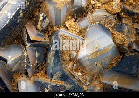 Cristaux de calcite, un minéral de la classe des carbonates naturels, une des formes naturelles du carbonate de calcium CaCO3. Gros plan de quelques minera de calcite Banque D'Images