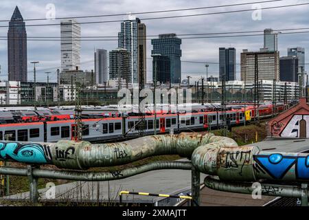 Ligne de chauffage urbain Mainova, trains locaux sur la voie en face de la gare principale de Francfort-sur-le-main, skyline, Hesse, Allemagne Banque D'Images