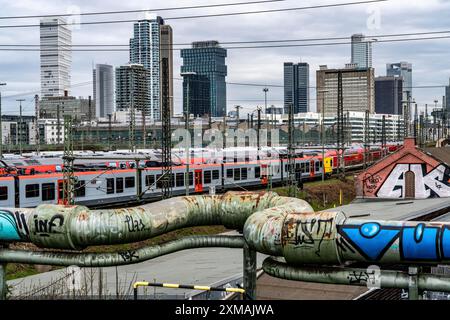 Ligne de chauffage urbain Mainova, trains locaux sur la voie en face de la gare principale de Francfort-sur-le-main, skyline, Hesse, Allemagne Banque D'Images