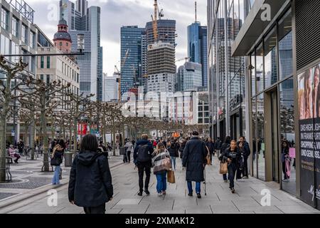 Rue commerçante Zeil, skyline de Francfort-sur-le-main, à la Hauptwache, Hesse, Allemagne Banque D'Images