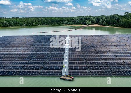 La plus grande centrale solaire flottante d'Allemagne sur le Silbersee III, un étang de carrière qui n'est plus utilisé pour l'extraction de sable, près de Haltern am See, exploité par Banque D'Images