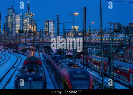 Voies ferrées en face de la gare principale de Francfort-sur-le-main, train ICE, skyline des gratte-ciel dans le CIT, hiver, neige, crépuscule, Hesse, Nord Banque D'Images