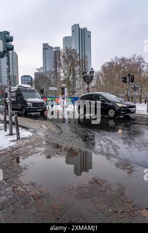 Flaque d'eau, hiver dans la ville, bâtiment Deutsche Bank, Sparkasse, bâtiment Trianon Frankfurt, rue Gallusanlage, Francfort-sur-le-main, Hesse, Allemagne Banque D'Images