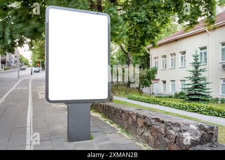 Maquette de panneau d'affichage sur le trottoir. Publicité sur affiche de rue à côté de la piste cyclable Banque D'Images