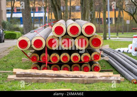 Tuyau pour connexions de chauffage urbain reposant sur un chantier de construction sur une réserve, à poser pour alimenter les bâtiments en chauffage urbain, Nord Banque D'Images