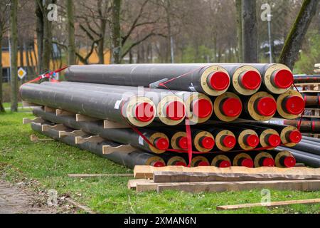 Tuyau pour connexions de chauffage urbain reposant sur un chantier de construction sur une réserve, à poser pour alimenter les bâtiments en chauffage urbain, Nord Banque D'Images