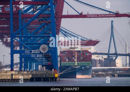 HHLA Container terminal Burchardkai, dans le port de Waltershof, HMM Nuri container Freighter, Koehlbrand Bridge en arrière-plan, Hambourg, Allemagne Banque D'Images