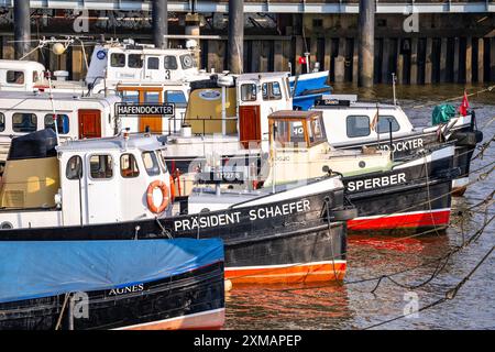 Le quartier Oevelgoenne d'Othmarschen, sur l'Elbe, port-musée, navires et bateaux historiques, Hambourg, Allemagne Banque D'Images