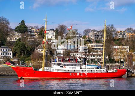 Le quartier Oevelgoenne d'Othmarschen, sur l'Elbe, port-musée, phare Elbe 3, navires et bateaux historiques, Hambourg, Allemagne Banque D'Images