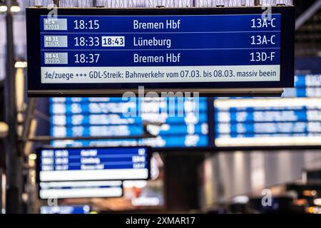 Panneaux d'affichage à la gare centrale de Hambourg, heure de pointe du soir, devant un autre GDL, grève des conducteurs de train, gare complète, avis de grève Banque D'Images