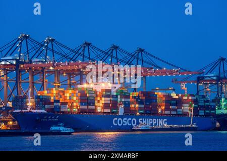 Porte-conteneurs de la compagnie maritime Cosco Shipping, CSCL SATURN, en cours de chargement et de déchargement, Euromax Container terminal, container Freighter, in Banque D'Images