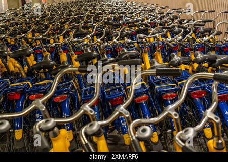 Vélos à la station de location OV-Fiets, à la gare centrale d'Utrecht, des centaines de vélos de location en attente d'utilisation, offre du chemin de fer néerlandais NS, pour Banque D'Images