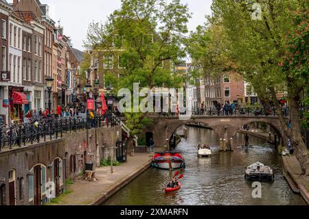 Utrecht, pays-Bas, centre historique, Oudegracht, canal, pont, pédalos Banque D'Images