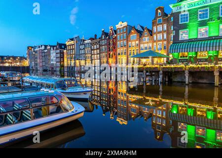 Maisons de canal sur le Damrak, dans le centre de la vieille ville d'Amsterdam, port, point de départ de nombreuses visites du canal, le soir, pays-Bas Banque D'Images