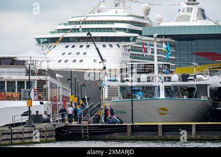 Bateaux de croisière fluviale au quai de l'ij, près de la gare principale, les bagages des passagers étant chargés Banque D'Images