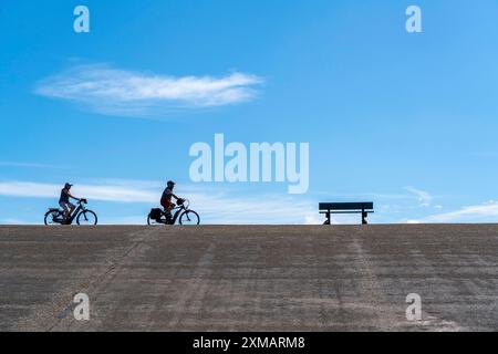 Digue de la mer du Nord près de Westkapelle, cycliste sur la piste cyclable Zeeuwse Wind route, province de Zeeland, péninsule de Walcheren, pays-Bas Banque D'Images