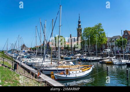 La ville de Veere, province de Zélande, port de plaisance, port de plaisance, tour de l'ancien hôtel de ville, pays-Bas Banque D'Images