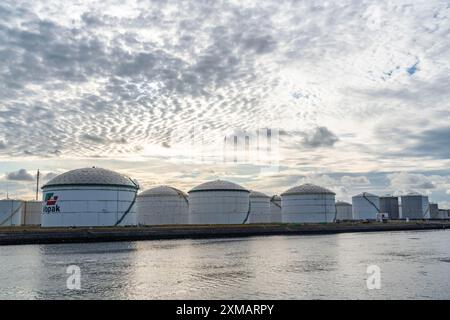 Petroleumhaven, terminal Vopak Europoort, parc de réservoirs de pétrole brut, plus de 99 grands réservoirs et 22 terminaux de chargement pour les navires d'outre-mer et de navigation intérieure Banque D'Images