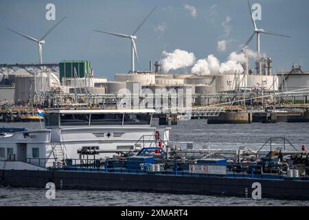 Petroleumhaven, terminal Vopak Europoort, parc de réservoirs de pétrole brut, plus de 99 grands réservoirs et 22 terminaux de chargement pour les navires d'outre-mer et de navigation intérieure Banque D'Images