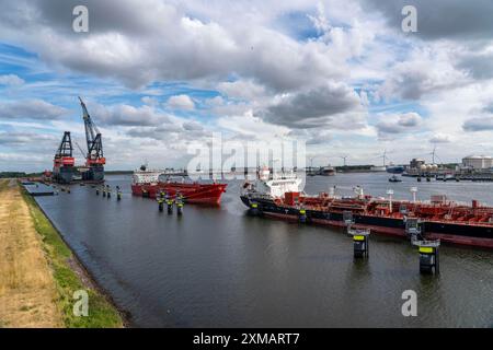 Petroleumhaven, terminal Vopak Europoort, parc de réservoirs de pétrole brut, plus de 99 grands réservoirs et 22 terminaux de chargement pour les navires d'outre-mer et de navigation intérieure Banque D'Images