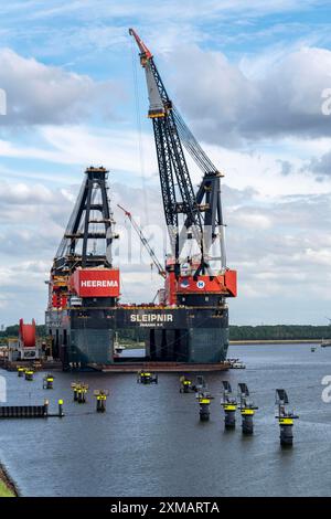 Petroleumhaven, la plus grande grue flottante au monde, Heerema Sleipnir, de Rotterdam, pays-Bas Banque D'Images