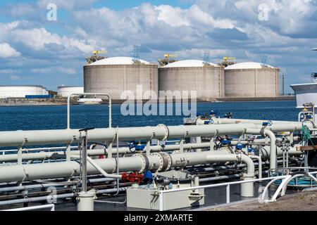 Réservoirs terminaux d'importation de GNL pour le gaz naturel liquéfié dans le port maritime de Rotterdam, Maasvlakte, pipelines sur un pétrolier, cargo intérieur, Rotterdam Banque D'Images