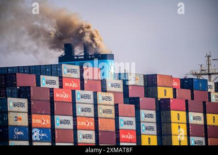 Porte-conteneurs Madison Maersk fumant les cheminées des moteurs diesel du navire, Maasvlakte 2, Rotterdam, pays-Bas Banque D'Images