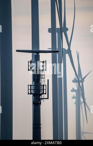 Parc éolien sur le Nordzeeweg, sur une longue flèche de terre entre le Nieuwe Waterweg, Maas et le Calandkanaal dans le port Europoort de Rotterdam Banque D'Images