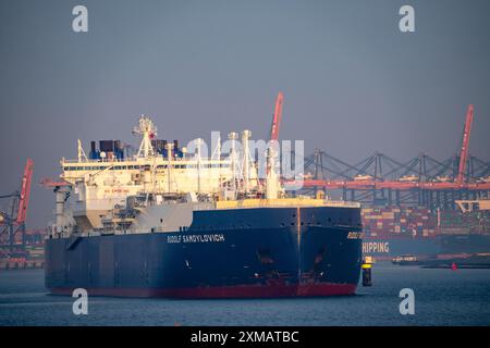 Méthanier Rudolf Samoylovich, pour le gaz naturel liquéfié dans le port maritime de Rotterdam, Maasvlakte2, Rotterdam pays-Bas Banque D'Images