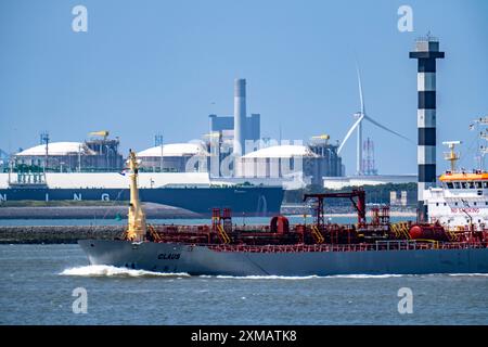 Réservoirs terminaux d'importation de GNL pour le gaz naturel liquéfié dans le port maritime de Rotterdam, pétrolier chimique, cargo, le gaz liquéfié de GNL battant pavillon grec Banque D'Images