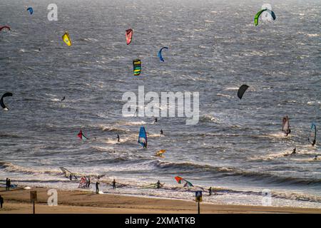 Kitesurfeurs et planches à voile dans des vents forts sur la plage de Scheveningen, la Haye, pays-Bas Banque D'Images