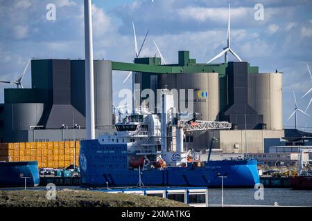 Bâtiment Holland malt, dans le port industriel d'Eemshaven, centrales éoliennes, pays-Bas Banque D'Images