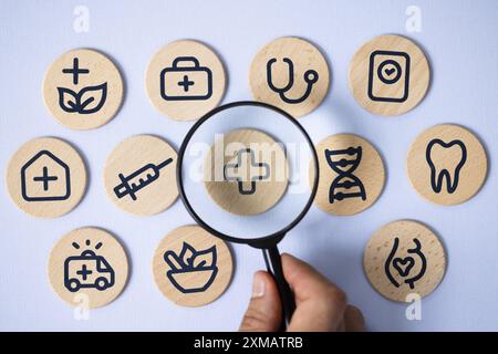 Professionnels de la santé améliorer la qualité des soins avec des icônes médicales et des thérapies innovantes pour améliorer les services et les traitements aux patients. Banque D'Images