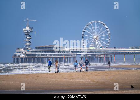 La jetée et la grande roue de la plage de Scheveningen, forte houle, pays-Bas Banque D'Images