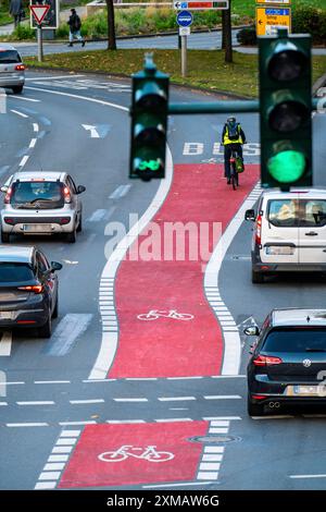 La nouvelle voie environnementale sur la rue Schuetzenbahn dans le centre-ville d'Essen, les cyclistes et les bus ont leur propre voie, les feux de circulation donnent aux cyclistes un temps Banque D'Images