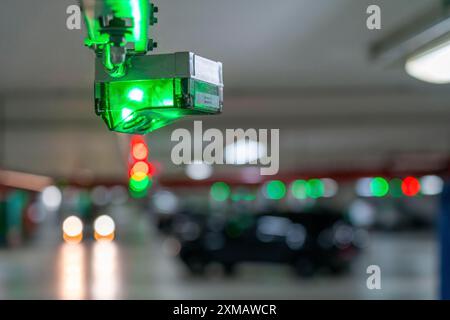 Les parkings souterrains, les parkings à plusieurs étages, les lampes rouges ou vertes au plafond indiquent aux conducteurs si une place de parking est libre ou occupée, et donc Banque D'Images