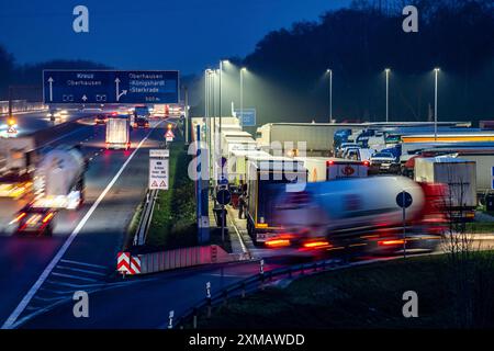 Trafic intense sur l'A2 à l'aire de repos de Schwarze Heide, Bottrop, parking surpeuplé pour camions le soir, Bottrop, Rhénanie du Nord-Westphalie Banque D'Images