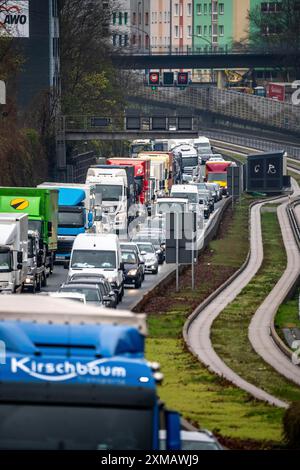 Embouteillage sur l'autoroute A40, Ruhrschnellweg, à Essen, perturbation de la circulation en direction de Bochum, après accident, voie de bus au milieu de Banque D'Images