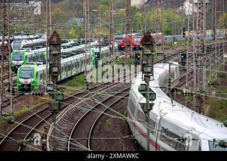 Train ICE sur la voie, trains régionaux, trains de banlieue, sur les voies d'un dépôt ferroviaire, en attente de leur déploiement, Essen, Nord Banque D'Images