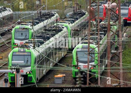 Trains régionaux, chemins de fer régionaux, trains de banlieue, sur les voies d'un dépôt ferroviaire, en attente de leur service, Essen, Rhénanie-du-Nord-Westphalie Banque D'Images