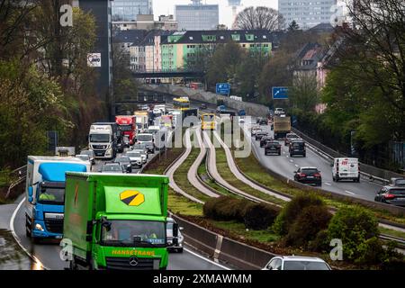 Embouteillage sur l'autoroute A40, Ruhrschnellweg, à Essen, perturbation de la circulation en direction de Bochum, après un accident, voie de bus libre dans le Banque D'Images