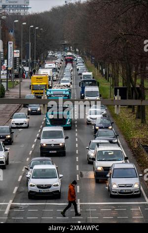 Trafic centre-ville, Westfalendamm à 3 voies, route fédérale B1, trafic dense, Rhénanie du Nord-Westphalie, Allemagne, Dortmund Banque D'Images