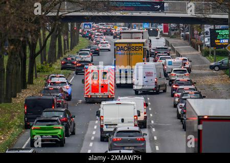 Voie de secours, ambulance traversant la circulation du centre-ville avec feux bleus et sirène, Westfalendamm à 3 voies, route fédérale B1, circulation dense Banque D'Images