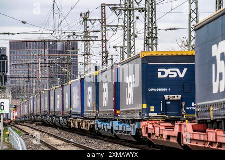Train de marchandises, sur une voie à l'ouest de la gare principale de Francfort-sur-le-main, système de voies, signaux, lignes aériennes, Hesse, Allemagne Banque D'Images