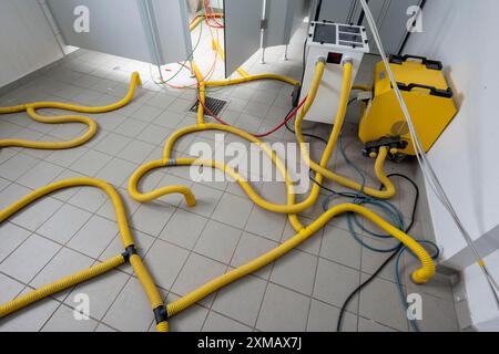 Restauration des dégâts d'eau, déshumidification, après inondation d'un bâtiment, séchage sous vide Banque D'Images