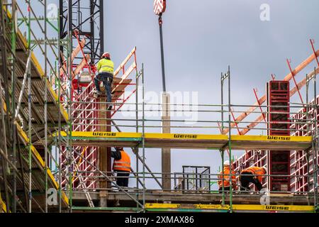 Chantier de construction, grand chantier de construction, construction neuve d'un bâtiment commercial, ouvriers sur échafaudage, coffrage pour travaux de béton, Bochum Banque D'Images